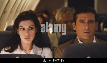 Szenenfoto aus "Get Smart" Anne Hathaway, Steve Carell © 2008 Warner Brothers Datei Referenz # 307551205 THA nur für redaktionelle Verwendung - Alle Rechte vorbehalten Stockfoto