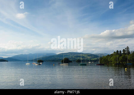 Lake Windermere Blick nach Norden von Glebe Road, Bowness-on-Windermere, über Bowness Bay in Richtung Wansfell Hecht. Stockfoto