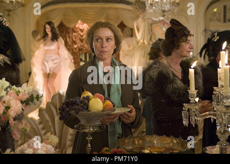 Szenenfoto aus "Miss Pettigrew lebt für einen Tag" Frances McDormand © 2008 Focus Features Photo Credit: Kerry Brown Datei Referenz # 30755270 THA nur für redaktionelle Verwendung - Alle Rechte vorbehalten Stockfoto