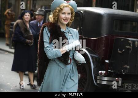 Szenenfoto aus "Miss Pettigrew lebt für einen Tag" Amy Adams © 2008 Focus Features Photo Credit: Kerry Brown Datei Referenz # 30755274 THA nur für redaktionelle Verwendung - Alle Rechte vorbehalten Stockfoto