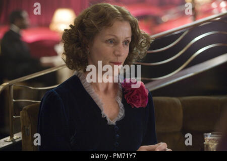 Szenenfoto aus "Miss Pettigrew lebt für einen Tag" Frances McDormand © 2008 Focus Features Photo Credit: Kerry Brown Datei Referenz # 30755276 THA nur für redaktionelle Verwendung - Alle Rechte vorbehalten Stockfoto