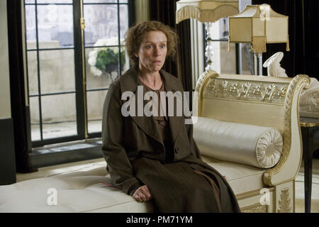 Szenenfoto aus "Miss Pettigrew lebt für einen Tag" Frances McDormand © 2008 Focus Features Photo Credit: Kerry Brown Datei Referenz # 30755285 THA nur für redaktionelle Verwendung - Alle Rechte vorbehalten Stockfoto