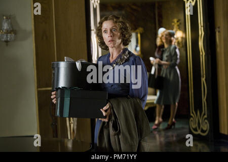 Szenenfoto aus "Miss Pettigrew lebt für einen Tag" Frances McDormand © 2008 Focus Features Photo Credit: Kerry Brown Datei Referenz # 30755289 THA nur für redaktionelle Verwendung - Alle Rechte vorbehalten Stockfoto