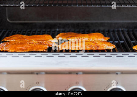 Grillen für die Kabeljaubestände, für Fisch Tacos auf outdoor Gas Grill. Stockfoto