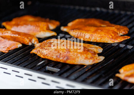 Grillen für die Kabeljaubestände, für Fisch Tacos auf outdoor Gas Grill. Stockfoto