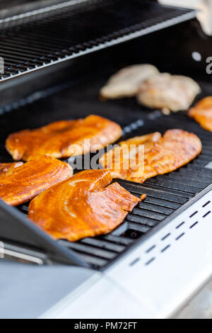 Grillen für die Kabeljaubestände, für Fisch Tacos auf outdoor Gas Grill. Stockfoto