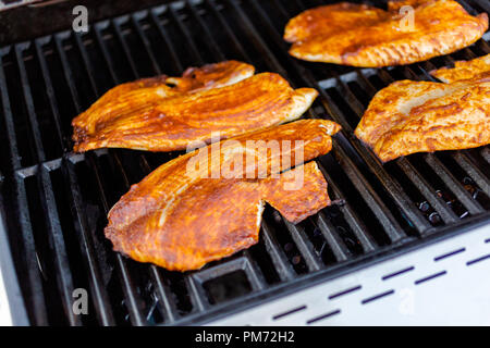 Grillen für die Kabeljaubestände, für Fisch Tacos auf outdoor Gas Grill. Stockfoto