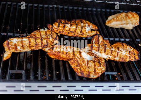 Grillen für die Kabeljaubestände, für Fisch Tacos auf outdoor Gas Grill. Stockfoto