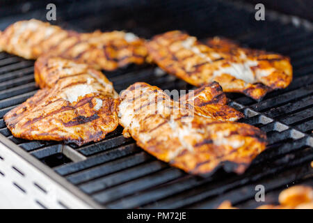 Grillen für die Kabeljaubestände, für Fisch Tacos auf outdoor Gas Grill. Stockfoto