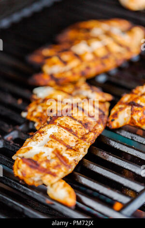 Grillen für die Kabeljaubestände, für Fisch Tacos auf outdoor Gas Grill. Stockfoto