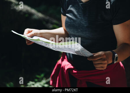 Nahaufnahme einer Frau liest Karte Orientierung Konzept. Stockfoto