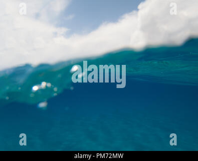 Die Hälfte Unterwasseransicht mit blauem Himmel und kristallklarem türkisblauem Meer - Kopie Raum Stockfoto