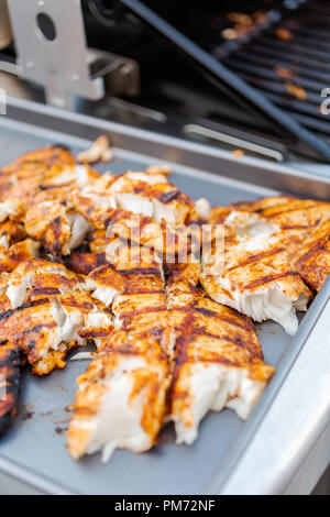 Grillen für die Kabeljaubestände, für Fisch Tacos auf outdoor Gas Grill. Stockfoto