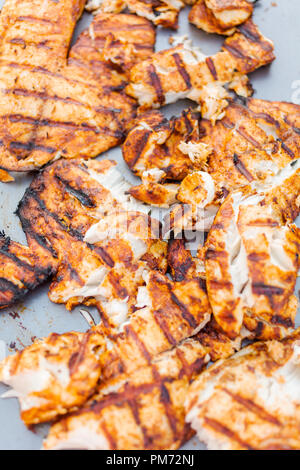 Grillen für die Kabeljaubestände, für Fisch Tacos auf outdoor Gas Grill. Stockfoto