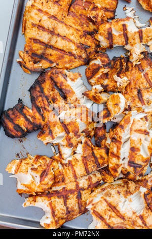 Grillen für die Kabeljaubestände, für Fisch Tacos auf outdoor Gas Grill. Stockfoto