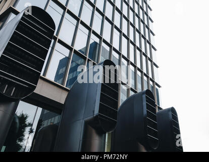 Mailand Italien - Juli 2018 Modernes gebäude Glas Design, moderne Büro mit Airway Rohre oder Rohr Belüftung Stockfoto