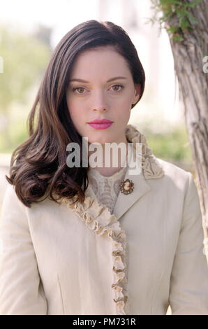 Film Still / Werbung immer noch von "Charmed" (Episode: Charmed wieder) Rose McGowan 2001 Photo Credit: Ron Batzdorff Datei Referenz # 308471265 THA nur für redaktionelle Verwendung - Alle Rechte vorbehalten Stockfoto