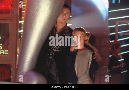 Film Still / Werbung immer noch von "A.I. Künstliche Intelligenz" Jude Law, Haley Joel Osment © 2001 Warner Brothers/DreamWorks Foto: David James Datei Referenz # 308471513 THA nur für redaktionelle Verwendung - Alle Rechte vorbehalten Stockfoto