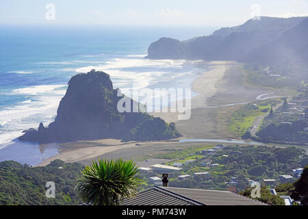 Blick auf den schwarzen Sand Piha Beach in der Nähe von Auckland auf der Nordinsel, Neuseeland Stockfoto