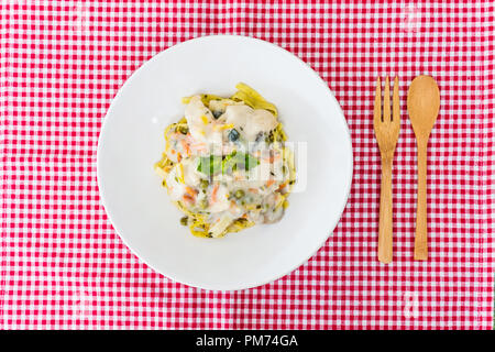 Pasta mit Gemüse und Garnelen Zitronencreme Basilikum Stockfoto