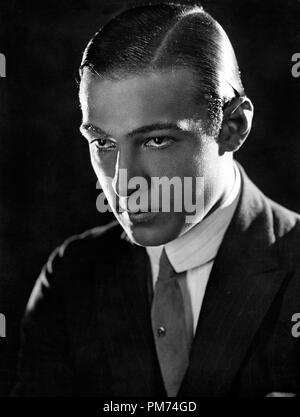 Studio Publicity still: Rudolph Valentino um 1920 Aktenzeichen # 30928 1157THA Stockfoto