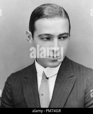 Studio Publicity still: Rudolph Valentino um 1922 Aktenzeichen # 30928 1164THA Stockfoto