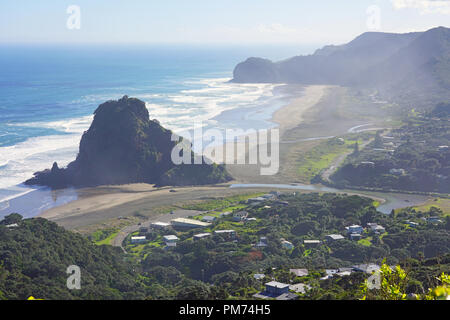 Blick auf den schwarzen Sand Piha Beach in der Nähe von Auckland auf der Nordinsel, Neuseeland Stockfoto