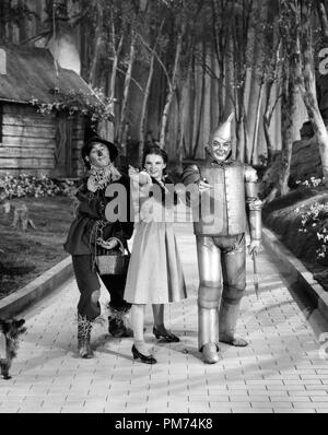 Studio Publicity still: Ray Bolger, Judy Garland, Jack Haley, The Wizard of Oz 1939 MGM File Reference # 30928 1215THA Stockfoto