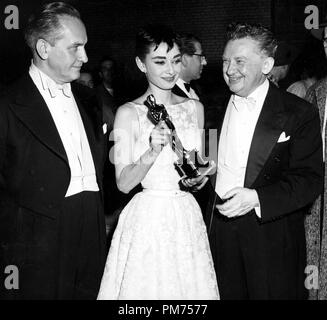 Audrey Hepburn, Frederic März (links) und Jean Hersholtz (rechts) bei den Academy Awards Holding ihre beste Schauspielerin Oscar für ihre Rolle in "Roman Holiday" 1954. Datei Referenz # 30928 386 THA Stockfoto
