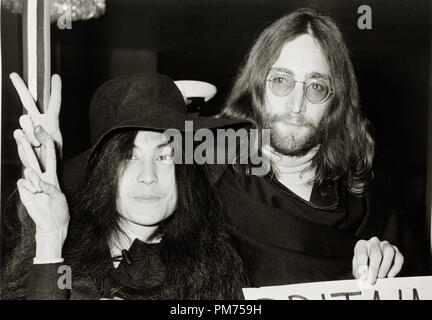 Beatle John Lennon und seine Frau Yoko Ono, 1969. Datei Referenz # 30928 435 Stockfoto