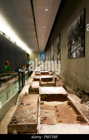 Innenansicht der Nationalen 9/11 Memorial and Museum mit Besucher. New York City, USA. Stockfoto