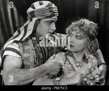 Rudolph Valentino und Vilma Banky, der auf der Scheich' 1926. Datei Referenz # 30928 483 THA Stockfoto