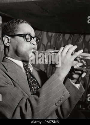 Portrait von Dizzy Gillespie, berühmten Tür, New York, N.Y., ca. Juni 1946 Datei Referenz # 30928 673 THA Foto: William P. Stockfoto