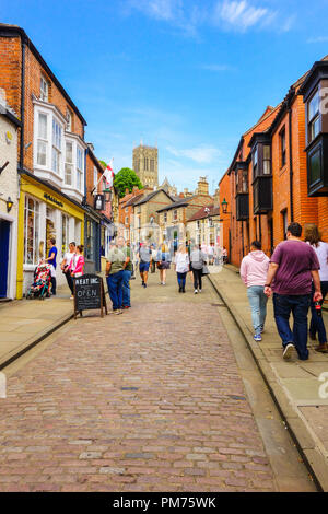 Touristen und Einheimische mischen sich auf steilen Hügel, Teil der historischen Stadt Lincoln Lincolnshire, Großbritannien. Mai 2018 Stockfoto