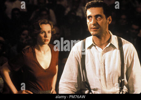 Film Still / Werbung immer noch von "Cradle Will Rock" Emily Watson, John Turturro © 1999 Touchstone Foto: Demmie Todd Datei Referenz # 30973197 THA nur für redaktionelle Verwendung - Alle Rechte vorbehalten Stockfoto