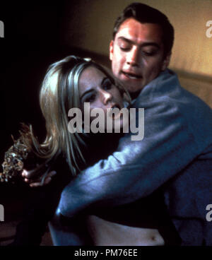 Film Still / Werbung noch von 'eXistenZ' Jennifer Jason Leigh, Jude Law © 1999 Dimension Filme Photo Credit: Ava Y. Gerlitz Datei Referenz # 30973297 THA nur für redaktionelle Verwendung - Alle Rechte vorbehalten Stockfoto