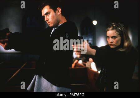 Film Still / Werbung immer noch von "EXistenZ", Jude Law, Jennifer Jason Leigh © 1999 Dimension Filme Photo Credit: Ava Y. Gerlitz Datei Referenz # 30973299 THA nur für redaktionelle Verwendung - Alle Rechte vorbehalten Stockfoto