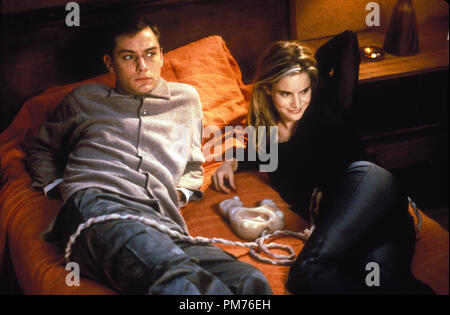 Film Still / Werbung immer noch von "EXistenZ", Jude Law, Jennifer Jason Leigh © 1999 Dimension Filme Photo Credit: Ava Y. Gerlitz Datei Referenz # 30973300 THA nur für redaktionelle Verwendung - Alle Rechte vorbehalten Stockfoto