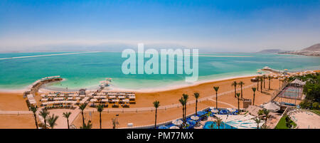 Antenne panorama Blick auf das Tote Meer Strand von Ein Bokek Hotel in Israel. Stockfoto