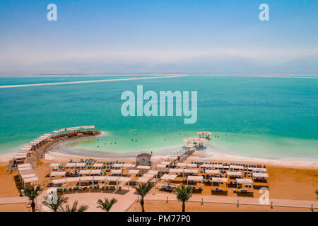 Luftaufnahme der Toten Meer Strand von Ein Bokek Hotel in Israel. Stockfoto