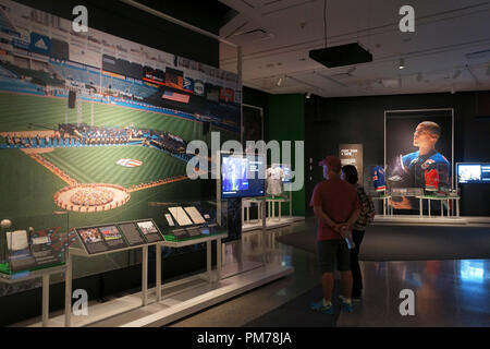 Besucher in Nationalen 9/11 Memorial und Museum. New York City, USA. Stockfoto