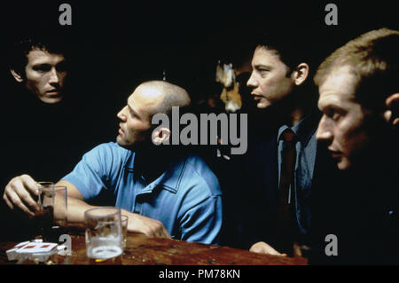 Szenenfoto aus "Lock, Stock und zwei Rauchen Fässer" Nick Moran, Jason Statham, Dexter Fletcher, Jason Flemyng © 1998 Gramercy Foto: S. Pearson Datei Referenz # 30996417 THA nur für redaktionelle Verwendung - Alle Rechte vorbehalten Stockfoto