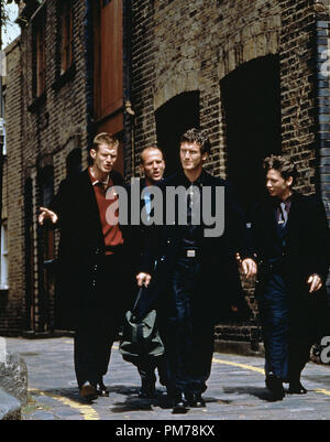 Szenenfoto aus "Lock, Stock und zwei Rauchen Barrel' Jason Flemyng, Jason Statham, Nick Moran, Dexter Fletcher © 1998 Gramercy Foto: S. Pearson Datei Referenz # 30996420 THA nur für redaktionelle Verwendung - Alle Rechte vorbehalten Stockfoto