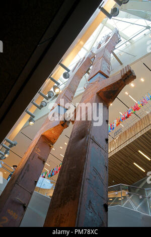 Die 70 m hohe Säule aus Stahl Tridents Twin Towers Anzeigen in nationalen 9/11 Museum und Gedenkstätte. New York City, USA. Stockfoto