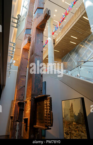 Die 70 m hohe Säule aus Stahl Tridents Twin Towers Anzeigen in nationalen 9/11 Museum und Gedenkstätte. New York City, USA. Stockfoto