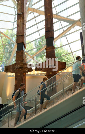 Die 70 m hohe Säule aus Stahl Tridents Twin Towers Anzeigen in nationalen 9/11 Museum und Gedenkstätte. New York City, USA. Stockfoto