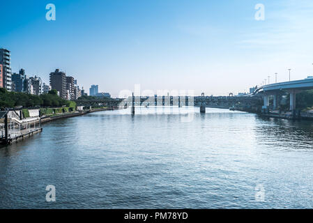 TOKYO, Japan - 22. Juni 2018: Tokyo Eisenbahnbrücke und blauer Himmel. Stockfoto