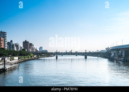 TOKYO, Japan - 22. Juni 2018: Tokyo Eisenbahnbrücke und blauer Himmel. Stockfoto