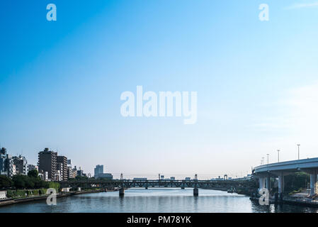 TOKYO, Japan - 22. Juni 2018: Tokyo Eisenbahnbrücke und blauer Himmel. Stockfoto
