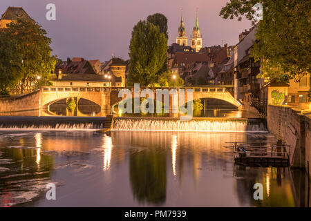 Fluss Pegnitz, Maxbrücke und Kirchtürme der St. Lorenz Kirche in der Abenddämmerung, Nürnberg, Bayern, Deutschland | Pegnitz, Max Brücke und S Stockfoto